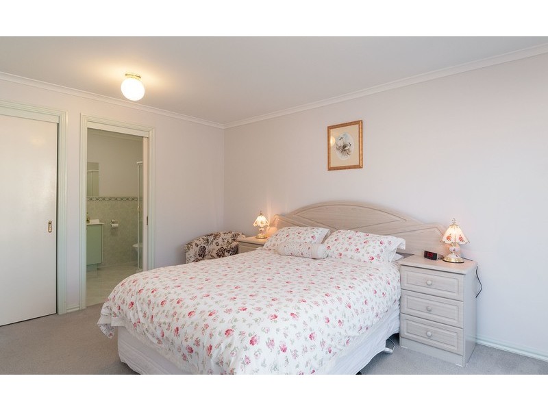 27 Blue Ridge Drive, Mooroolbark VIC 3138