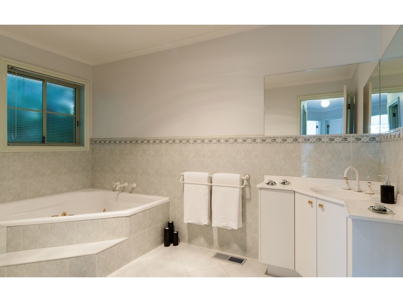 27 Blue Ridge Drive, Mooroolbark VIC 3138