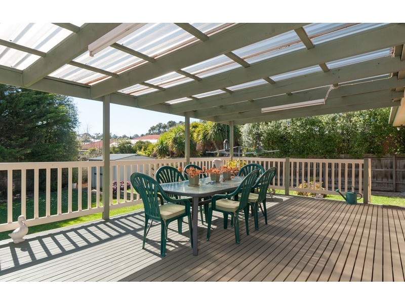 27 Blue Ridge Drive, Mooroolbark VIC 3138