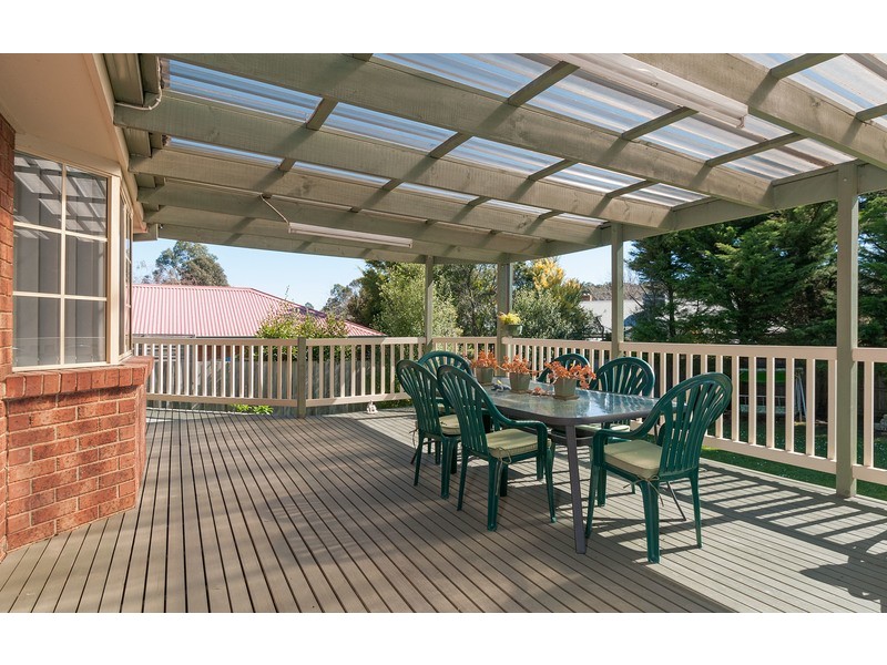 27 Blue Ridge Drive, Mooroolbark VIC 3138