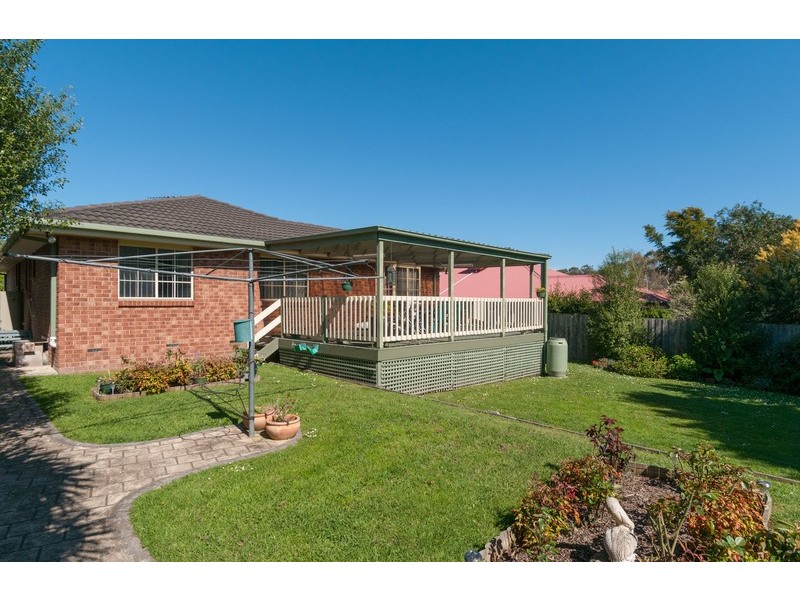 27 Blue Ridge Drive, Mooroolbark VIC 3138