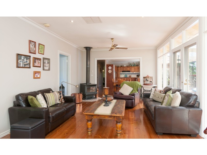 17 Rowe  Street, Montrose VIC 3765