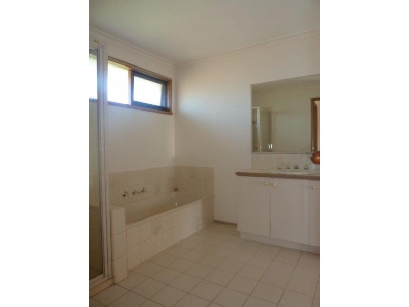 8 Nandina Close, Warranwood VIC 3134