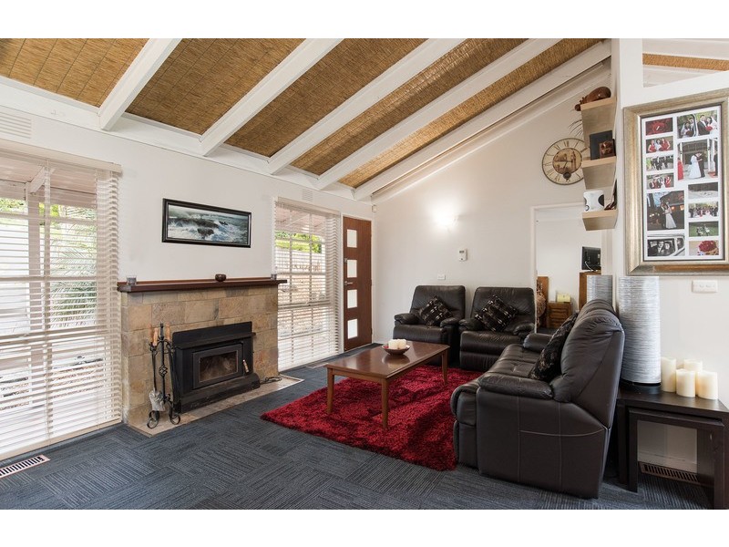 21 Weymar Crescent, Wandin North VIC 3139