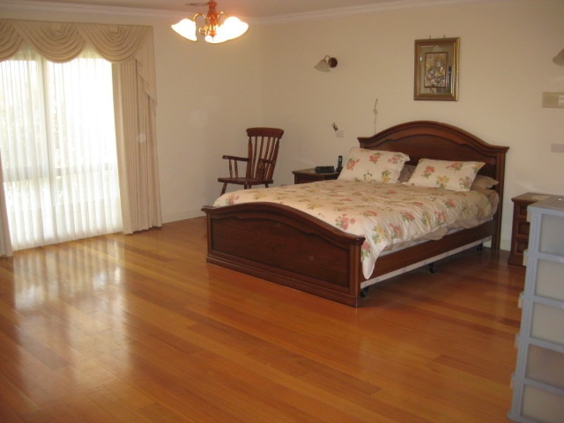 11 Clinton Lane, Chirnside Park VIC 3116