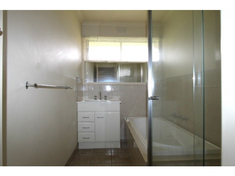 16 Sellick Drive, Croydon VIC 3136