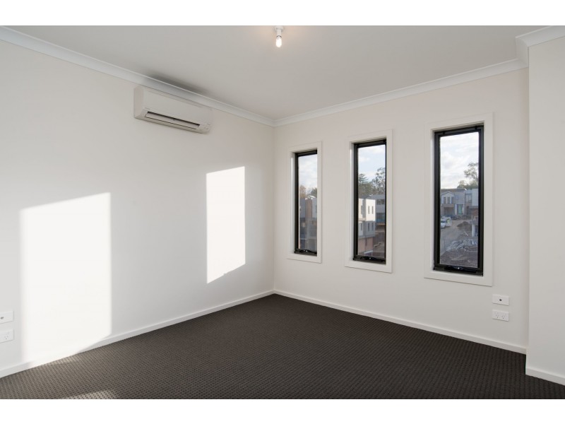 10 Lithgow Way, Mooroolbark VIC 3138