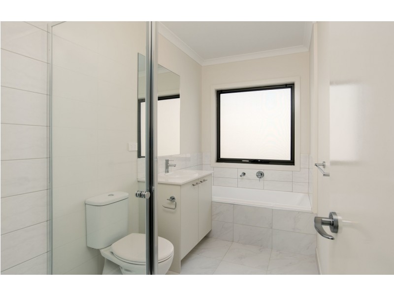 10 Lithgow Way, Mooroolbark VIC 3138