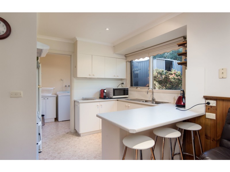 2 Zina Grove, Mooroolbark VIC 3138