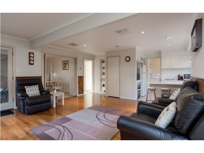 2 Zina Grove, Mooroolbark VIC 3138