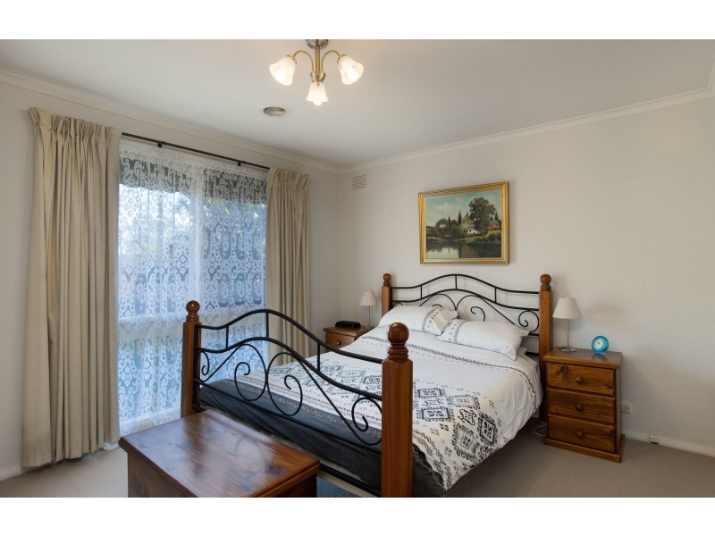 2 Zina Grove, Mooroolbark VIC 3138