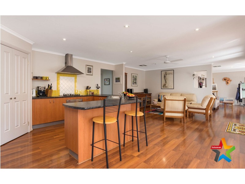 16 Pacific Drive, Mooroolbark VIC 3138