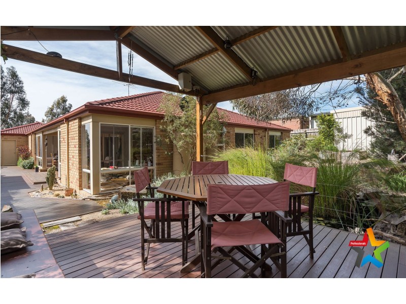 16 Pacific Drive, Mooroolbark VIC 3138