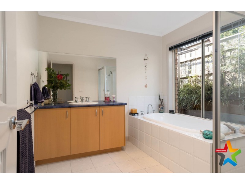 16 Pacific Drive, Mooroolbark VIC 3138