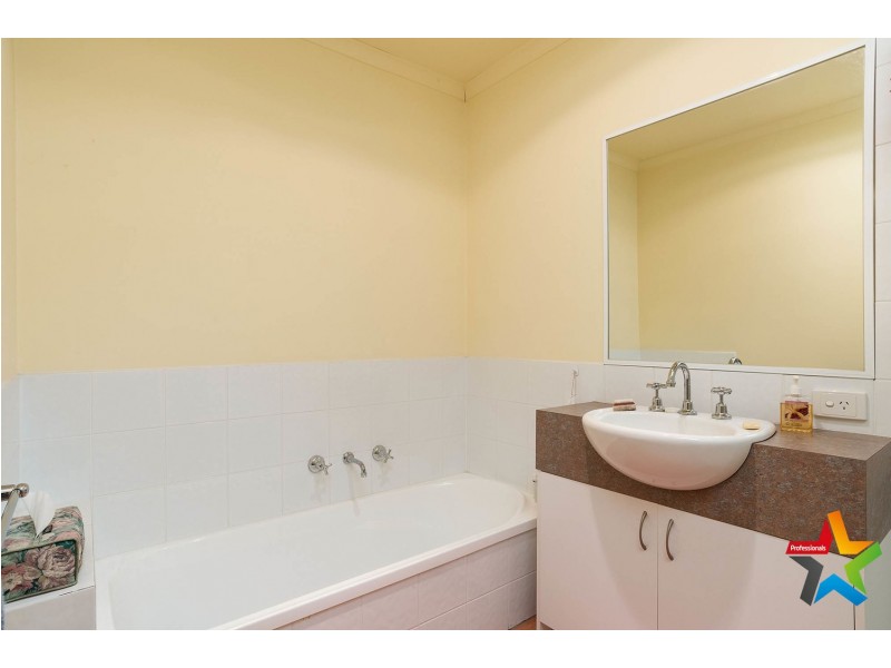 2/13 Newman Road, Croydon VIC 3136