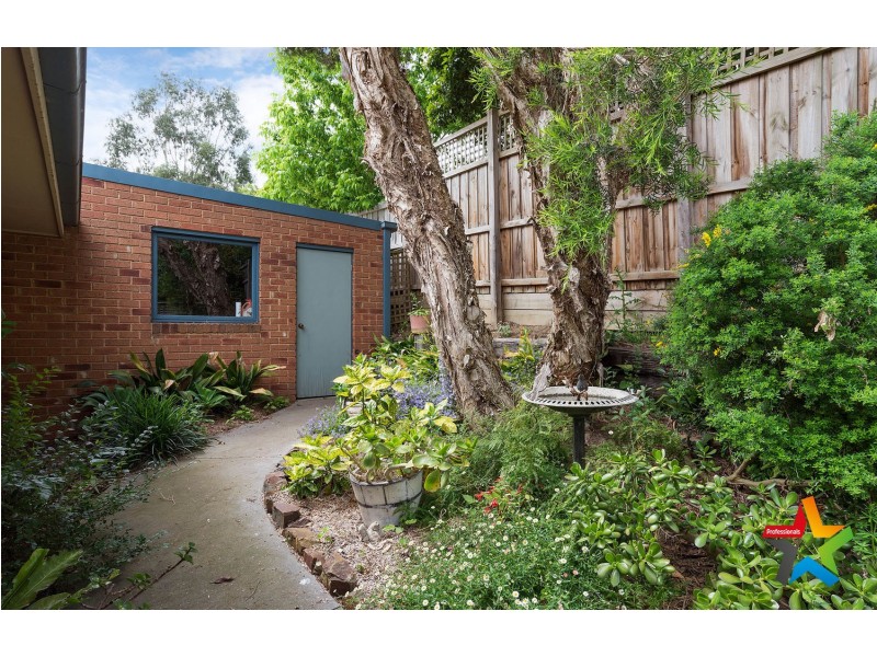 2/13 Newman Road, Croydon VIC 3136