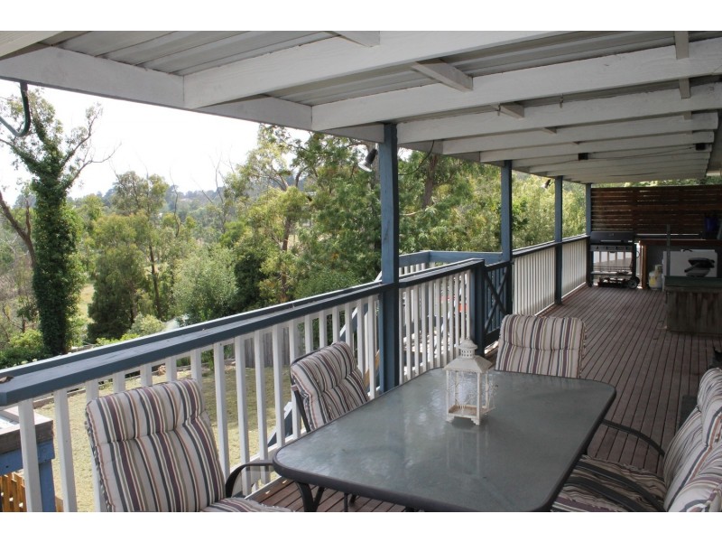 11 Weymar Crescent, Wandin North VIC 3139