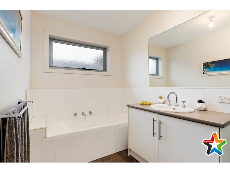 8 Hayride Lane, Chirnside Park VIC 3116