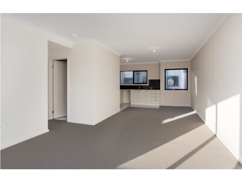 10 Lithgow Way, Mooroolbark VIC 3138