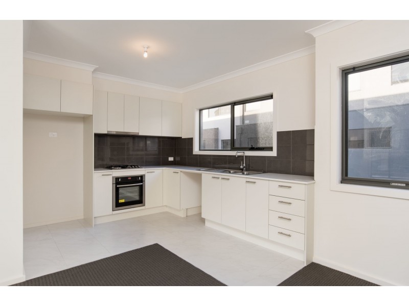 10 Lithgow Way, Mooroolbark VIC 3138