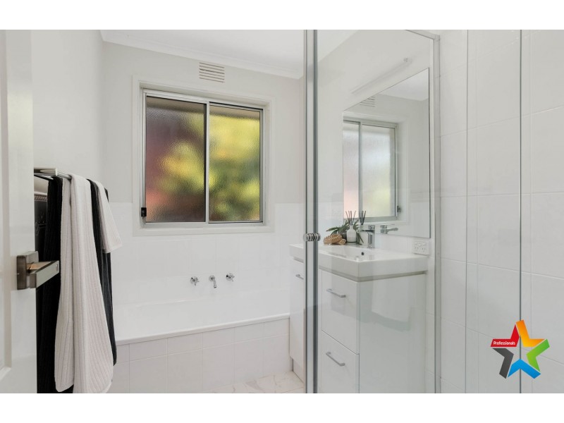 11 St Andrews Drive, Chirnside Park VIC 3116