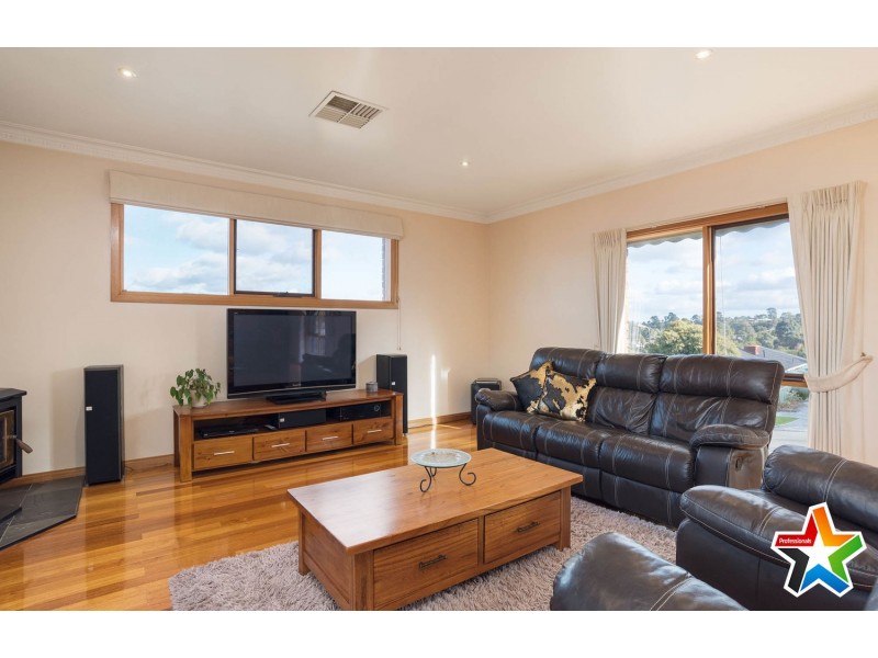17 Cheriton Drive, Mooroolbark VIC 3138