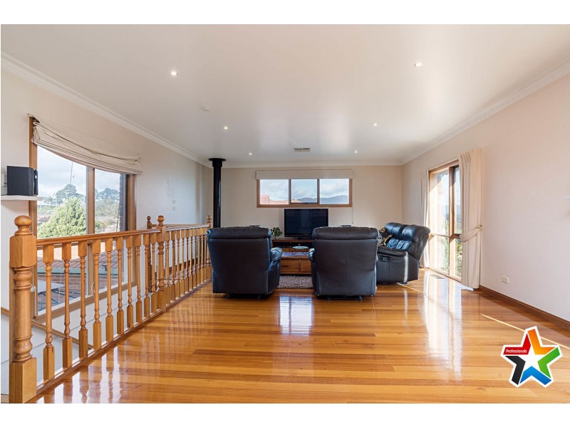 17 Cheriton Drive, Mooroolbark VIC 3138