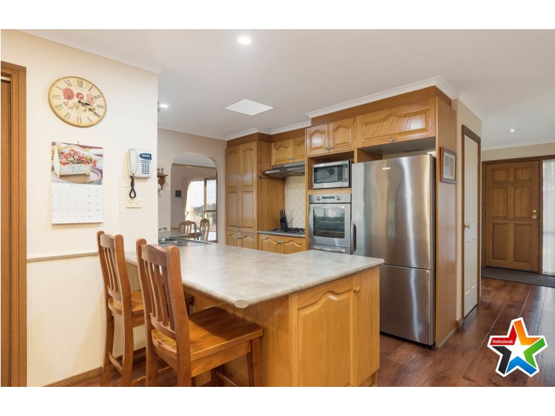 17 Cheriton Drive, Mooroolbark VIC 3138