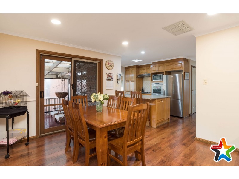 17 Cheriton Drive, Mooroolbark VIC 3138