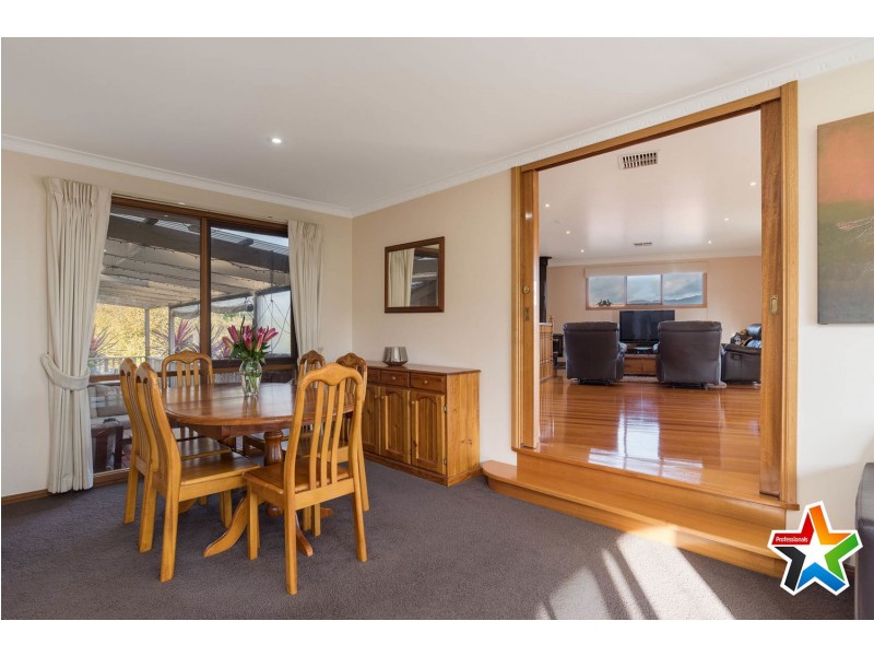 17 Cheriton Drive, Mooroolbark VIC 3138
