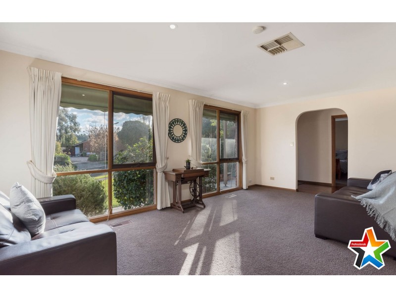 17 Cheriton Drive, Mooroolbark VIC 3138