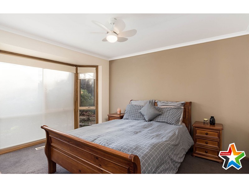 17 Cheriton Drive, Mooroolbark VIC 3138
