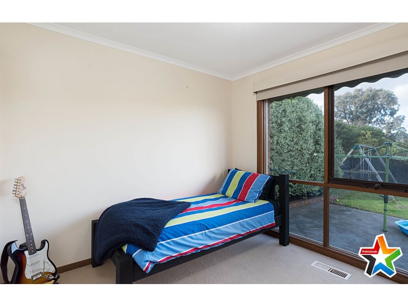 17 Cheriton Drive, Mooroolbark VIC 3138