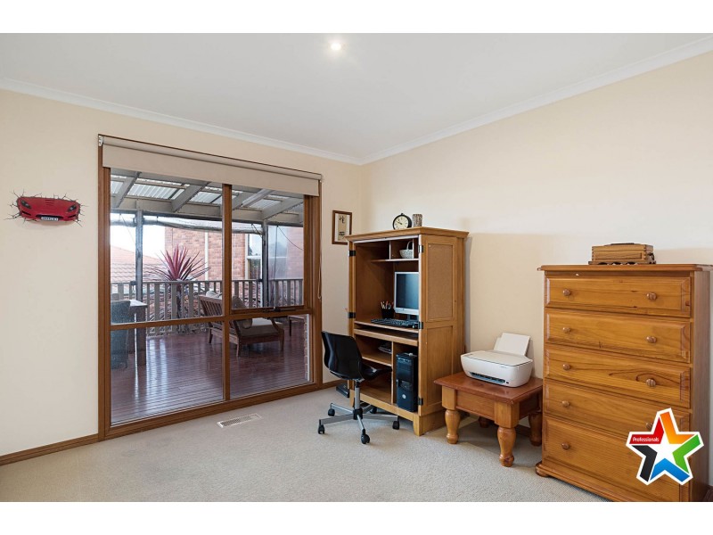 17 Cheriton Drive, Mooroolbark VIC 3138