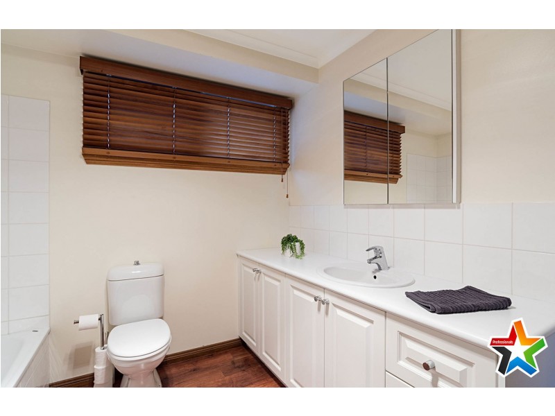 17 Cheriton Drive, Mooroolbark VIC 3138