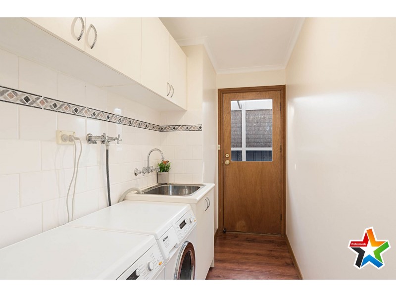 17 Cheriton Drive, Mooroolbark VIC 3138