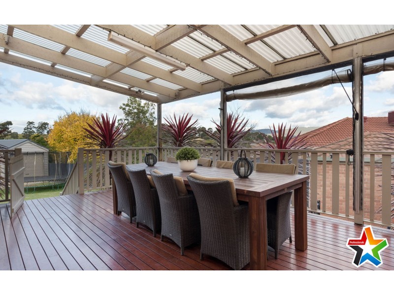 17 Cheriton Drive, Mooroolbark VIC 3138