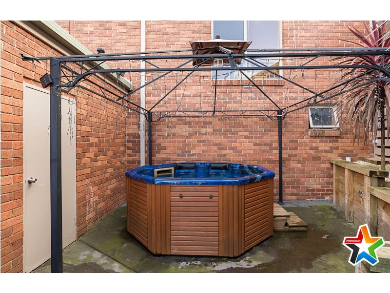 17 Cheriton Drive, Mooroolbark VIC 3138