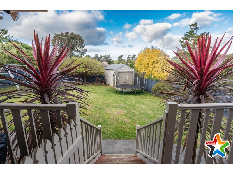 17 Cheriton Drive, Mooroolbark VIC 3138