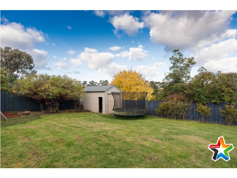 17 Cheriton Drive, Mooroolbark VIC 3138