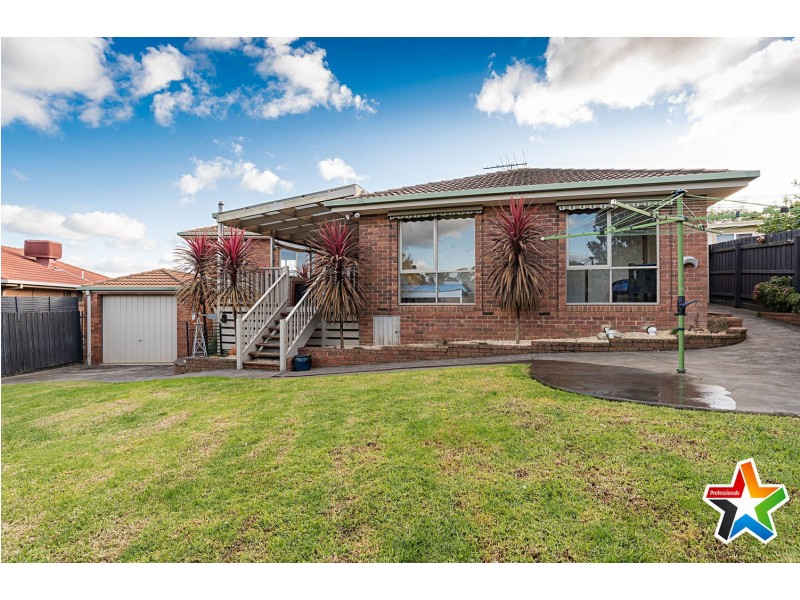 17 Cheriton Drive, Mooroolbark VIC 3138