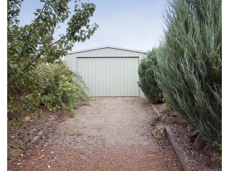 17 Penola Drive, Seville VIC 3139