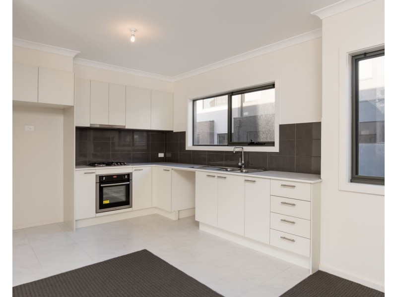 10 Lithgow Way, Mooroolbark VIC 3138