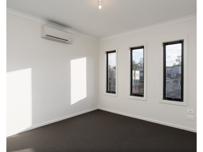 10 Lithgow Way, Mooroolbark VIC 3138