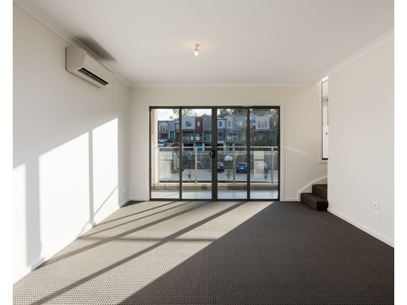 10 Lithgow Way, Mooroolbark VIC 3138