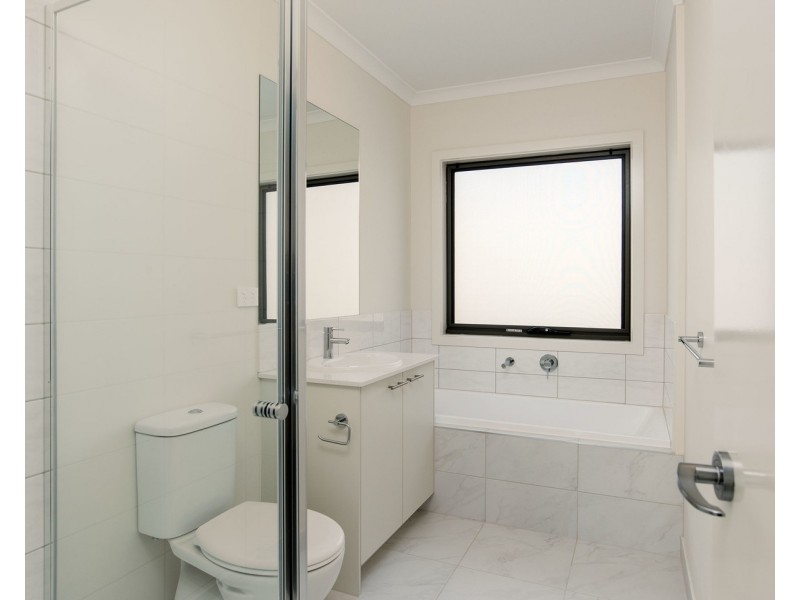 10 Lithgow Way, Mooroolbark VIC 3138