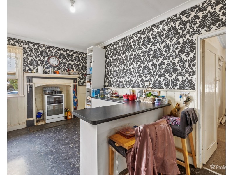 16 Majorca Road, Maryborough VIC 3465