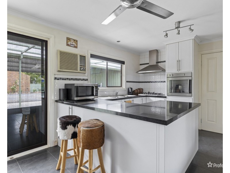 17 Victoria Street, Carisbrook VIC 3464