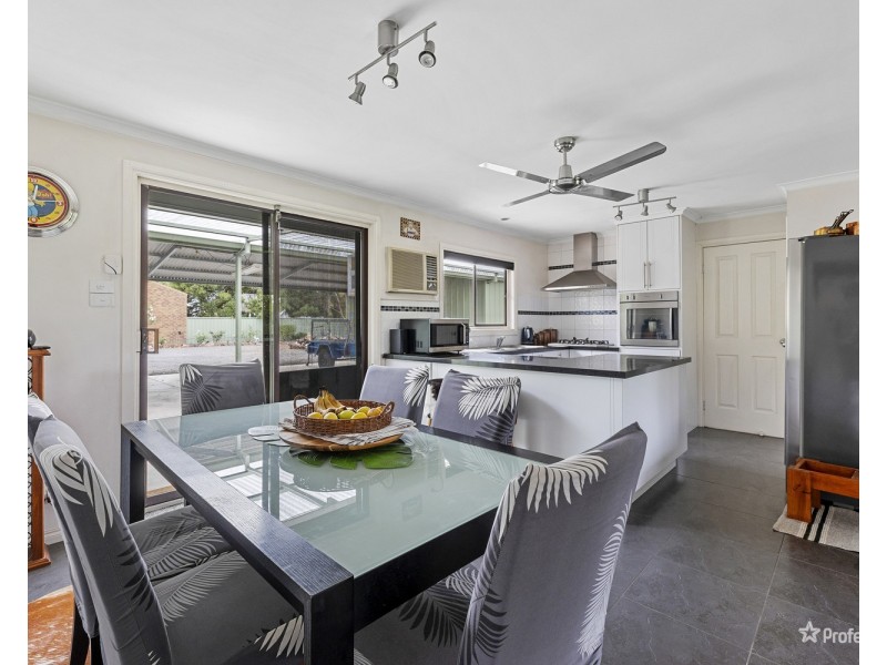 17 Victoria Street, Carisbrook VIC 3464