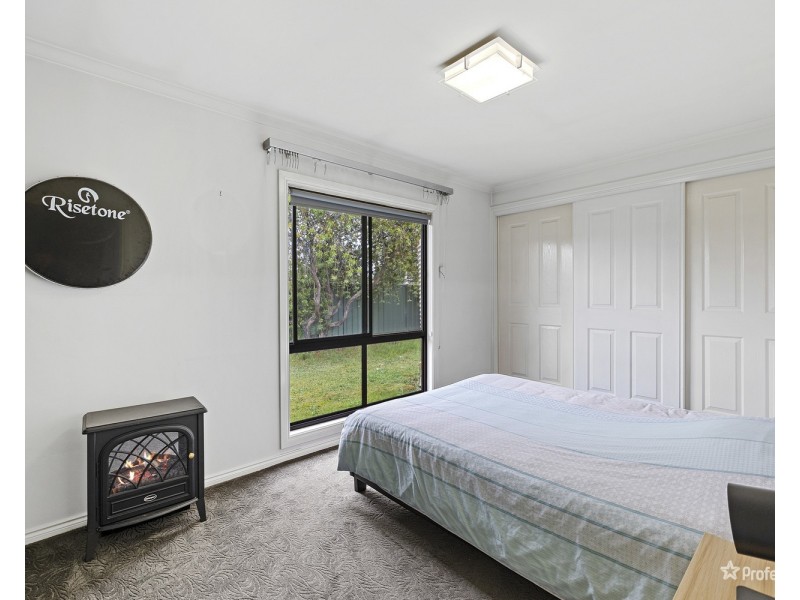17 Victoria Street, Carisbrook VIC 3464